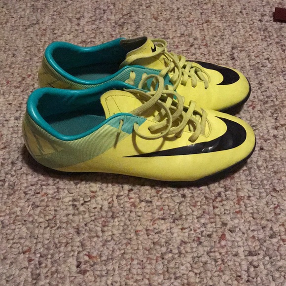 Men’s 8.5 Nike indoor soccer shoe - Picture 1 of 3
